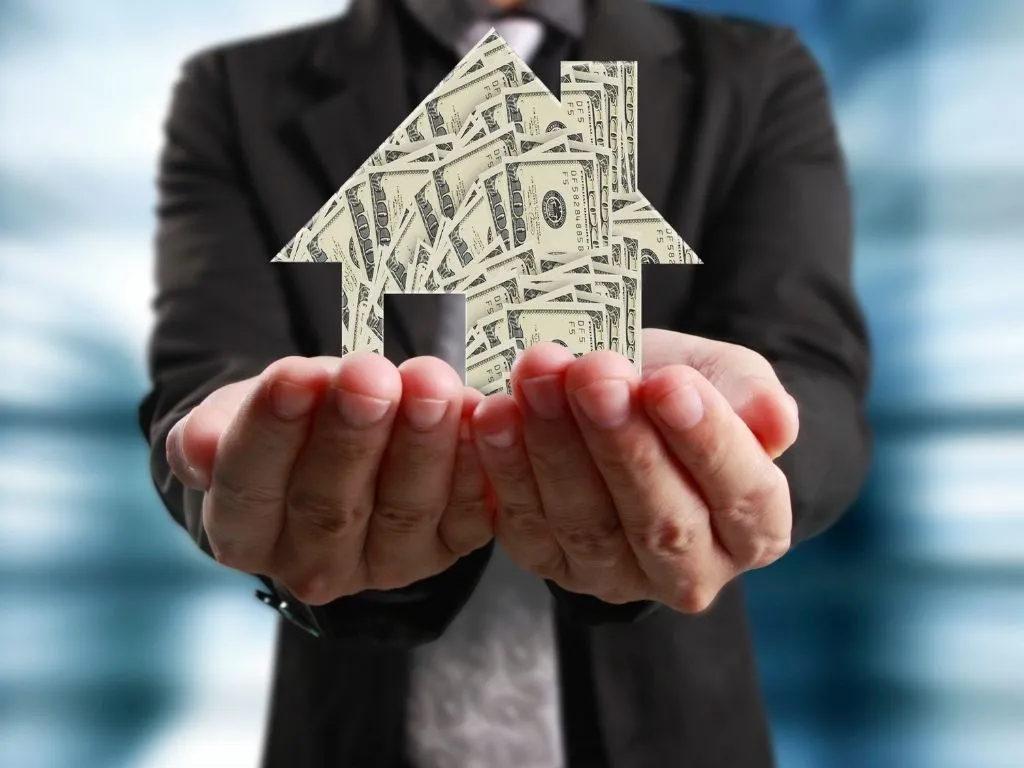 จำนองที่ดิน คนถือเงินที่สร้างเป็นรูปบ้าน