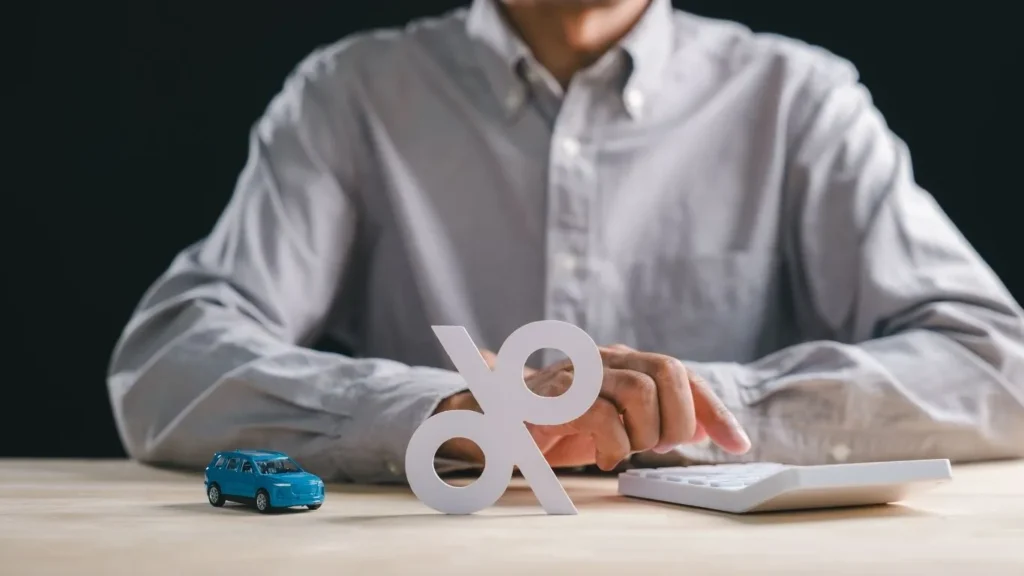 คนกำลังตัดสินใจระหว่าง รับจำนำรถยนต์ หรือ การกู้ธนาคาร